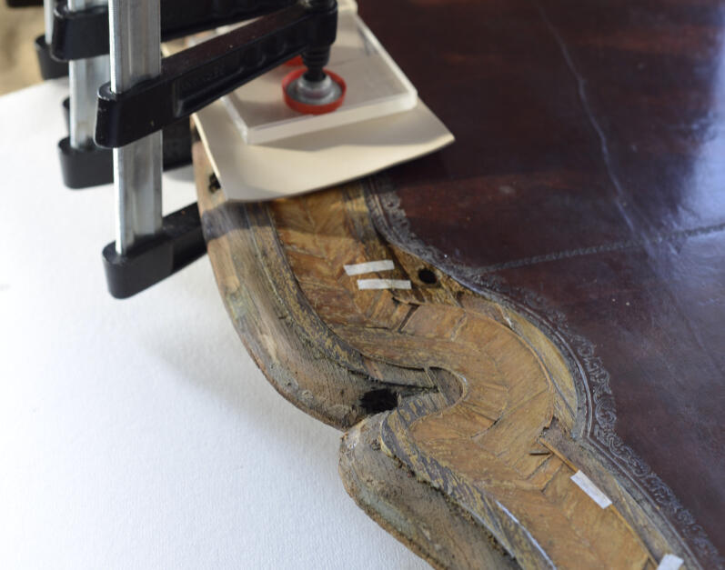 Consolidation treatment of fragile veneer on a bureau plat